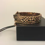 Armbånd bronze med Fenrisulven, fenris, loke, lokes søn, ragnarok, ulv, Armbånd bronze med keltisk evighedsflet ,Vikingearmbånd, vikingesmykker, fund, vikingefund, smykker, armring, herresmykke, herrearmbånd, til mænd, keltisk, flet, fletværk, uendelig, evig, museums, museumssmykker, biti, ribe