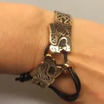 Armbånd bronze med Fenrisulven, fenris, loke, lokes søn, ragnarok, ulv, Armbånd bronze med keltisk evighedsflet ,Vikingearmbånd, vikingesmykker, fund, vikingefund, smykker, armring, herresmykke, herrearmbånd, til mænd, keltisk, flet, fletværk, uendelig, evig, museums, museumssmykker, biti, ribe