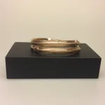 Vikingearmbånd Armring i bronze Midgårdsormen, slange, to hoveder, hoved i begge ender, slangearmbånd, guld, gyldent, forgyldt, Armbånd bronze med keltisk evighedsflet ,Vikingearmbånd, vikingesmykker, fund, vikingefund, smykker, armring, herresmykke, herrearmbånd, til mænd, keltisk, flet, fletværk, uendelig, evig, museums, museumssmykker, biti, ribe, bronzearmbånd, asgård, midgård, udgård, asa, asatro