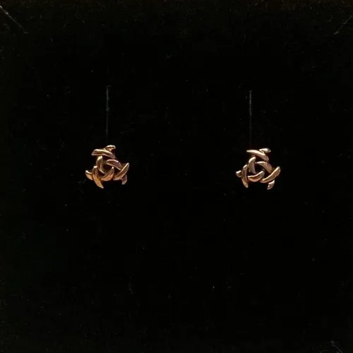 Bronze Ørestikkere Gælach Magiske tre, månen, la luna, månegudinden, feminin, intuition, amulet, Bronze Ørestikkere Spids Triscele, evigheden, eternity, infinity, treenigheden, magiske tal tre, tallet 3, triscal, triskele, Vikingeørestikkere Bronze - Jordknuden Lille, vikinger, vikingesmykker, vikingeørestikkere, ørestikkere, studs, bronze, guld, ægte, vikingetiden, keltiske, gyldne, små, flettede, fletværk, kopismykker, kopi, fund, udgravninger, guldskat, sølvskat, vikingekopi, museumssmykker, museumssmykke, knude, knuder, interessante, flotte, specielle, nordiske, guder, aser, asatro, solhverv, evigheden, infinity, never ending, amulet, amuletter, harmoni, harmoniske, ribe, ansgar, dagmar, vadehavet, domkirkepladsen, domkirke, biti,