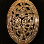 Bronze Vikingebroche og vedhæng - Skjold i Jellingstil, Vikinge Broche og vedhæng i bronze - Skjold i Jellingstil, skålspænde, asatro, aser, nordiske guder, ribe, vikingeby, museumssmykker, kopismykker, vikingekopi, vikingefund, danefæ