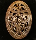 Bronze Vikingebroche og vedhæng - Skjold i Jellingstil, Vikinge Broche og vedhæng i bronze - Skjold i Jellingstil, skålspænde, asatro, aser, nordiske guder, ribe, vikingeby, museumssmykker, kopismykker, vikingekopi, vikingefund, danefæ