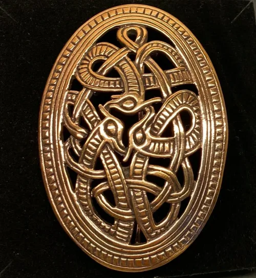 Bronze Vikingebroche og vedhæng - Skjold i Jellingstil, Vikinge Broche og vedhæng i bronze - Skjold i Jellingstil, skålspænde, asatro, aser, nordiske guder, ribe, vikingeby, museumssmykker, kopismykker, vikingekopi, vikingefund, danefæ