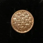 Bronze Vikingebroche og vedhæng - Ringkædemønster , Vikingesmykker - vikingespænde, broche i borrestil. Bronze. broche, vedhæng, evighedsmønster, vikingefund, vikingesmykker, vikingetiden, museumssmykke, museums, fund, udgravninger, rundt, flot, rollespil, aser, skjoldmø, valkyrie, skjold, ansgar, ribe, vadehavet, biti, vedhæng, kædemønster, gyldet, kobber, bronze, bronzesmykker, danefæ, kopismykker, guder, nordiske, mytologi