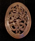 Bronze Vikingebroche og vedhæng - Skjold i Jellingstil, Vikinge Broche og vedhæng i bronze - Skjold i Jellingstil, skålspænde, asatro, aser, nordiske guder, ribe, vikingeby, museumssmykker, kopismykker, vikingekopi, vikingefund, danefæ