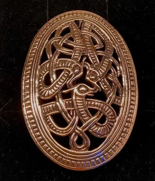 Bronze Vikingebroche og vedhæng - Skjold i Jellingstil, Vikinge Broche og vedhæng i bronze - Skjold i Jellingstil, skålspænde, asatro, aser, nordiske guder, ribe, vikingeby, museumssmykker, kopismykker, vikingekopi, vikingefund, danefæ