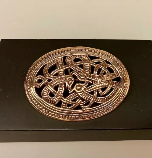 Bronze Vikingebroche og vedhæng - Skjold i Jellingstil, Vikinge Broche og vedhæng i bronze - Skjold i Jellingstil, skålspænde, asatro, aser, nordiske guder, ribe, vikingeby, museumssmykker, kopismykker, vikingekopi, vikingefund, danefæ