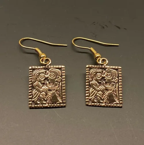 Bronze Ørehængere - Guldgubbe Kys, Vikinge Ørehængere i bronze - Guldgubbe kys, kærlighed, amulet, symbol, kærlighedsgave, valentinesgave, forlovelse, bryllup, kæreste, vikingesmykker, vikingefund, museumssmykker, kopismykker, vikingekopi, fund, ribe, biti, dansk, vikingesmykker bronze ørehængere guldgubbe kys