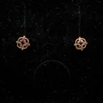 Bronze Ørestikkere De fire flige - Livets gang, Vikingeørestikkere i bronze - "De fire flige" Livets gang smykke - ørestikkere øreringe livets gang i bronze, Vikingeørestikkere Bronze - Jordknuden, Vikingeørestikkere Bronze - Jordknuden Lille, vikinger, vikingesmykker, vikingeørestikkere, ørestikkere, studs, bronze, guld, ægte, vikingetiden, keltiske, gyldne, små, flettede, fletværk, kopismykker, kopi, fund, udgravninger, guldskat, sølvskat, vikingekopi, museumssmykker, museumssmykke, knude, knuder, interessante, flotte, specielle, nordiske, guder, aser, asatro, solhverv, evigheden, infinity, never ending, amulet, amuletter, harmoni, harmoniske, ribe, ansgar, dagmar, vadehavet, domkirkepladsen, domkirke, biti,