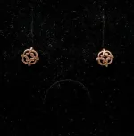 Bronze Ørestikkere De fire flige - Livets gang, Vikingeørestikkere i bronze - "De fire flige" Livets gang smykke - ørestikkere øreringe livets gang i bronze, Vikingeørestikkere Bronze - Jordknuden, Vikingeørestikkere Bronze - Jordknuden Lille, vikinger, vikingesmykker, vikingeørestikkere, ørestikkere, studs, bronze, guld, ægte, vikingetiden, keltiske, gyldne, små, flettede, fletværk, kopismykker, kopi, fund, udgravninger, guldskat, sølvskat, vikingekopi, museumssmykker, museumssmykke, knude, knuder, interessante, flotte, specielle, nordiske, guder, aser, asatro, solhverv, evigheden, infinity, never ending, amulet, amuletter, harmoni, harmoniske, ribe, ansgar, dagmar, vadehavet, domkirkepladsen, domkirke, biti,