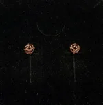 Bronze Ørestikkere De fire flige - Livets gang, Vikingeørestikkere i bronze - "De fire flige" Livets gang smykke - ørestikkere øreringe livets gang i bronze, Vikingeørestikkere Bronze - Jordknuden, Vikingeørestikkere Bronze - Jordknuden Lille, vikinger, vikingesmykker, vikingeørestikkere, ørestikkere, studs, bronze, guld, ægte, vikingetiden, keltiske, gyldne, små, flettede, fletværk, kopismykker, kopi, fund, udgravninger, guldskat, sølvskat, vikingekopi, museumssmykker, museumssmykke, knude, knuder, interessante, flotte, specielle, nordiske, guder, aser, asatro, solhverv, evigheden, infinity, never ending, amulet, amuletter, harmoni, harmoniske, ribe, ansgar, dagmar, vadehavet, domkirkepladsen, domkirke, biti,