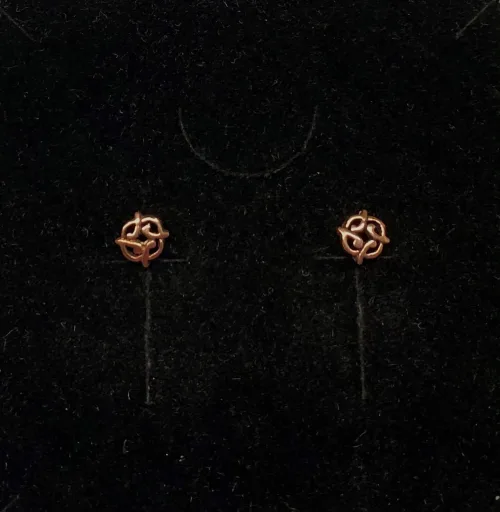 Bronze Ørestikkere De fire flige - Livets gang, Vikingeørestikkere i bronze - "De fire flige" Livets gang smykke - ørestikkere øreringe livets gang i bronze, Vikingeørestikkere Bronze - Jordknuden, Vikingeørestikkere Bronze - Jordknuden Lille, vikinger, vikingesmykker, vikingeørestikkere, ørestikkere, studs, bronze, guld, ægte, vikingetiden, keltiske, gyldne, små, flettede, fletværk, kopismykker, kopi, fund, udgravninger, guldskat, sølvskat, vikingekopi, museumssmykker, museumssmykke, knude, knuder, interessante, flotte, specielle, nordiske, guder, aser, asatro, solhverv, evigheden, infinity, never ending, amulet, amuletter, harmoni, harmoniske, ribe, ansgar, dagmar, vadehavet, domkirkepladsen, domkirke, biti,