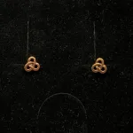 Bronze Ørestikkere Keltisk Triskele Buet, Bronze Ørestikkere Spids Triscele, evigheden, eternity, infinity, treenigheden, magiske tal tre, tallet 3, triscal, triskele, Vikingeørestikkere Bronze - Jordknuden Lille, vikinger, vikingesmykker, vikingeørestikkere, ørestikkere, studs, bronze, guld, ægte, vikingetiden, keltiske, gyldne, små, flettede, fletværk, kopismykker, kopi, fund, udgravninger, guldskat, sølvskat, vikingekopi, museumssmykker, museumssmykke, knude, knuder, interessante, flotte, specielle, nordiske, guder, aser, asatro, solhverv, evigheden, infinity, never ending, amulet, amuletter, harmoni, harmoniske, ribe, ansgar, dagmar, vadehavet, domkirkepladsen, domkirke, biti,
