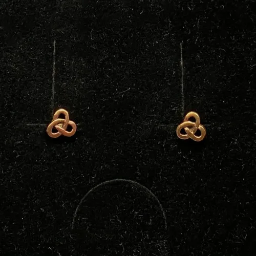 Bronze Ørestikkere Keltisk Triskele Buet, Bronze Ørestikkere Spids Triscele, evigheden, eternity, infinity, treenigheden, magiske tal tre, tallet 3, triscal, triskele, Vikingeørestikkere Bronze - Jordknuden Lille, vikinger, vikingesmykker, vikingeørestikkere, ørestikkere, studs, bronze, guld, ægte, vikingetiden, keltiske, gyldne, små, flettede, fletværk, kopismykker, kopi, fund, udgravninger, guldskat, sølvskat, vikingekopi, museumssmykker, museumssmykke, knude, knuder, interessante, flotte, specielle, nordiske, guder, aser, asatro, solhverv, evigheden, infinity, never ending, amulet, amuletter, harmoni, harmoniske, ribe, ansgar, dagmar, vadehavet, domkirkepladsen, domkirke, biti,