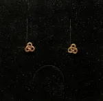 Bronze Ørestikkere Keltisk Triskele Buet, Bronze Ørestikkere Spids Triscele, evigheden, eternity, infinity, treenigheden, magiske tal tre, tallet 3, triscal, triskele, Vikingeørestikkere Bronze - Jordknuden Lille, vikinger, vikingesmykker, vikingeørestikkere, ørestikkere, studs, bronze, guld, ægte, vikingetiden, keltiske, gyldne, små, flettede, fletværk, kopismykker, kopi, fund, udgravninger, guldskat, sølvskat, vikingekopi, museumssmykker, museumssmykke, knude, knuder, interessante, flotte, specielle, nordiske, guder, aser, asatro, solhverv, evigheden, infinity, never ending, amulet, amuletter, harmoni, harmoniske, ribe, ansgar, dagmar, vadehavet, domkirkepladsen, domkirke, biti,