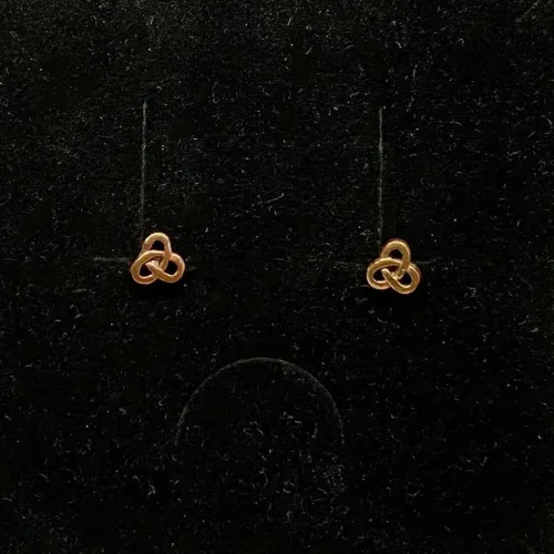 Bronze Ørestikkere Keltisk Triskele Buet, Bronze Ørestikkere Spids Triscele, evigheden, eternity, infinity, treenigheden, magiske tal tre, tallet 3, triscal, triskele, Vikingeørestikkere Bronze - Jordknuden Lille, vikinger, vikingesmykker, vikingeørestikkere, ørestikkere, studs, bronze, guld, ægte, vikingetiden, keltiske, gyldne, små, flettede, fletværk, kopismykker, kopi, fund, udgravninger, guldskat, sølvskat, vikingekopi, museumssmykker, museumssmykke, knude, knuder, interessante, flotte, specielle, nordiske, guder, aser, asatro, solhverv, evigheden, infinity, never ending, amulet, amuletter, harmoni, harmoniske, ribe, ansgar, dagmar, vadehavet, domkirkepladsen, domkirke, biti,