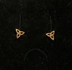 Bronze Ørestikkere Spids Triscele, evigheden, eternity, infinity, treenigheden, magiske tal tre, tallet 3, triscal, triskele, Vikingeørestikkere Bronze - Jordknuden Lille, vikinger, vikingesmykker, vikingeørestikkere, ørestikkere, studs, bronze, guld, ægte, vikingetiden, keltiske, gyldne, små, flettede, fletværk, kopismykker, kopi, fund, udgravninger, guldskat, sølvskat, vikingekopi, museumssmykker, museumssmykke, knude, knuder, interessante, flotte, specielle, nordiske, guder, aser, asatro, solhverv, evigheden, infinity, never ending, amulet, amuletter, harmoni, harmoniske, ribe, ansgar, dagmar, vadehavet, domkirkepladsen, domkirke, biti,