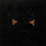 Bronze Ørestikkere Spids Triscele, evigheden, eternity, infinity, treenigheden, magiske tal tre, tallet 3, triscal, triskele, Vikingeørestikkere Bronze - Jordknuden Lille, vikinger, vikingesmykker, vikingeørestikkere, ørestikkere, studs, bronze, guld, ægte, vikingetiden, keltiske, gyldne, små, flettede, fletværk, kopismykker, kopi, fund, udgravninger, guldskat, sølvskat, vikingekopi, museumssmykker, museumssmykke, knude, knuder, interessante, flotte, specielle, nordiske, guder, aser, asatro, solhverv, evigheden, infinity, never ending, amulet, amuletter, harmoni, harmoniske, ribe, ansgar, dagmar, vadehavet, domkirkepladsen, domkirke, biti,