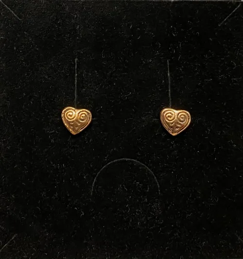 Bronze ørestikkere - Hjerter, amuletter, hjerter, hjerteøreringe, kærlighed, Vikingeørestikkere Bronze - Jordknuden Lille, vikinger, vikingesmykker, vikingeørestikkere, ørestikkere, studs, bronze, guld, ægte, vikingetiden, keltiske, gyldne, små, flettede, fletværk, kopismykker, kopi, fund, udgravninger, guldskat, sølvskat, vikingekopi, museumssmykker, museumssmykke, knude, knuder, interessante, flotte, specielle, nordiske, guder, aser, asatro, solhverv, evigheden, infinity, never ending, amulet, amuletter, harmoni, harmoniske, ribe, ansgar, dagmar, vadehavet, domkirkepladsen, domkirke, biti,