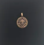 Vikinge vedhæng i bronze - Ribemønt Vikingesmykker - vikingevedhæng, vedhæng. Bronze. mønt, museumssmykker, vikingetiden, vikingefund, bracteat, vedhæng, bronze, sølvskat, mønt, mønter, kobber, bronzesmykker, vikingesmykker, vikingerne, ansgar, ribe, udgravninger, kopismykker, speciel, billig, dansk, historiske, arkælogisk, fund, biti, vadehavet, nationalpark, marsken