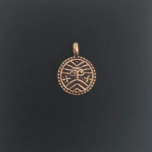 Vikinge vedhæng i bronze - Ribemønt Vikingesmykker - vikingevedhæng, vedhæng. Bronze. mønt, museumssmykker, vikingetiden, vikingefund, bracteat, vedhæng, bronze, sølvskat, mønt, mønter, kobber, bronzesmykker, vikingesmykker, vikingerne, ansgar, ribe, udgravninger, kopismykker, speciel, billig, dansk, historiske, arkælogisk, fund, biti, vadehavet, nationalpark, marsken