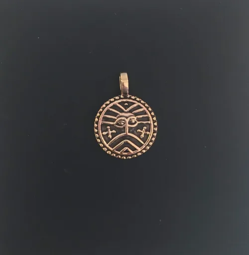 Vikinge vedhæng i bronze - Ribemønt Vikingesmykker - vikingevedhæng, vedhæng. Bronze. mønt, museumssmykker, vikingetiden, vikingefund, bracteat, vedhæng, bronze, sølvskat, mønt, mønter, kobber, bronzesmykker, vikingesmykker, vikingerne, ansgar, ribe, udgravninger, kopismykker, speciel, billig, dansk, historiske, arkælogisk, fund, biti, vadehavet, nationalpark, marsken