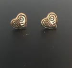 Bronze ørestikkere - Hjerter, amuletter, hjerter, hjerteøreringe, kærlighed, Vikingeørestikkere Bronze - Jordknuden Lille, vikinger, vikingesmykker, vikingeørestikkere, ørestikkere, studs, bronze, guld, ægte, vikingetiden, keltiske, gyldne, små, flettede, fletværk, kopismykker, kopi, fund, udgravninger, guldskat, sølvskat, vikingekopi, museumssmykker, museumssmykke, knude, knuder, interessante, flotte, specielle, nordiske, guder, aser, asatro, solhverv, evigheden, infinity, never ending, amulet, amuletter, harmoni, harmoniske, ribe, ansgar, dagmar, vadehavet, domkirkepladsen, domkirke, biti,