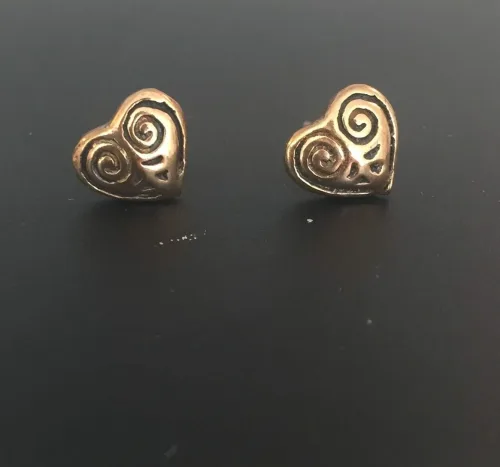 Bronze ørestikkere - Hjerter, amuletter, hjerter, hjerteøreringe, kærlighed, Vikingeørestikkere Bronze - Jordknuden Lille, vikinger, vikingesmykker, vikingeørestikkere, ørestikkere, studs, bronze, guld, ægte, vikingetiden, keltiske, gyldne, små, flettede, fletværk, kopismykker, kopi, fund, udgravninger, guldskat, sølvskat, vikingekopi, museumssmykker, museumssmykke, knude, knuder, interessante, flotte, specielle, nordiske, guder, aser, asatro, solhverv, evigheden, infinity, never ending, amulet, amuletter, harmoni, harmoniske, ribe, ansgar, dagmar, vadehavet, domkirkepladsen, domkirke, biti,