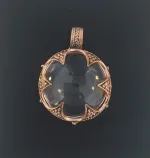 Vikingevedhæng i bronze - Gotlandsk Bjergkrystal - Stor flad, Vikingevedhæng i bronze - Gotlandsk Bjergkrystal lille, museumssmykker, vikingesmykker, vedhæng, bronze, kobber, fund, udgravninger, kopi, smykker, ægte, original, aser, gamle, nordiske, guder, mytologi, nordisk, vikingetiden, biti, ribe, XL