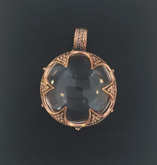 Vikingevedhæng i bronze - Gotlandsk Bjergkrystal - Stor flad, Vikingevedhæng i bronze - Gotlandsk Bjergkrystal lille, museumssmykker, vikingesmykker, vedhæng, bronze, kobber, fund, udgravninger, kopi, smykker, ægte, original, aser, gamle, nordiske, guder, mytologi, nordisk, vikingetiden, biti, ribe, XL