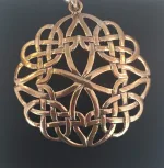 Vikinge vedhæng bronze - Stort Hængesmykke keltisk flet, vedhæng, bronze, smykke, vikingesmykke, museums, kopi, vikingefund, fund, danefæ, nordisk, mytologi, mythology, nordiske guder, nordisk tro, aser, asatro, gamle, ribe, vadehavet, biti, nordens ældste by, danmarks ældste by,