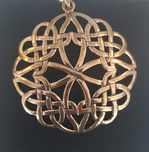 Vikinge vedhæng bronze - Stort Hængesmykke keltisk flet, vedhæng, bronze, smykke, vikingesmykke, museums, kopi, vikingefund, fund, danefæ, nordisk, mytologi, mythology, nordiske guder, nordisk tro, aser, asatro, gamle, ribe, vadehavet, biti, nordens ældste by, danmarks ældste by,