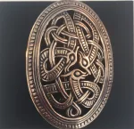 Bronze Vikingebroche og vedhæng - Skjold i Jellingstil, Vikinge Broche og vedhæng i bronze - Skjold i Jellingstil, skålspænde, asatro, aser, nordiske guder, ribe, vikingeby, museumssmykker, kopismykker, vikingekopi, vikingefund, danefæ