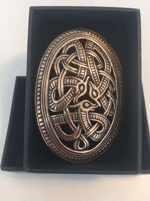 Vikingesmykker jellingestil - vikingesmykke, broche. Bronze.