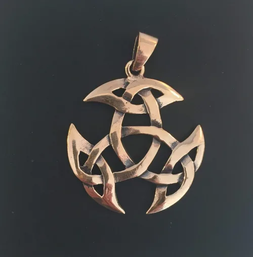 Vikinge vedhæng i bronze - Det kosmiske hjul størst, Vikinge vedhæng i bronze - Det kosmiske hjul stort, Vikinge vedhæng i bronze - Det kosmiske hjul mellem, Vikinge vedhæng i bronze - Det kosmiske hjul mellem, Vikingevedhæng i bronze - Det kosmiske hjul, evigheden, det magiske tal tre, vikingevedhæng, vikingesmykke, bronzesmykke, museums smykker, museumssmykker, kopismykker, vikinge kopi, smykkefund, oldtidsfund, nordens ældste by, ribe, vikingeby, nordiske guder, nordisk mytologi, aser, vikingeguder, asatro, thor, odin, freja, frej, thyr, mjølner, fenris, loke, udgård, asgård, midgård, frigg, hugin, munin