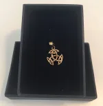 Vikinge vedhæng i bronze - Det kosmiske hjul lille, Vikinge vedhæng i bronze - Det kosmiske hjul S, evigheden, kosmisk, hjul, uendelig, livets gang, magiske tre. triskele, triscal, knude, vedhæng, bronze, museumssmykke, museums smykker, vikinger, vikingesmykker, vikingefund, freja, konfirmation, gave, gaveide, gyldent, billigt, flot, specielt, amulet, held, kopi, fund, ribe, biti, halskæde