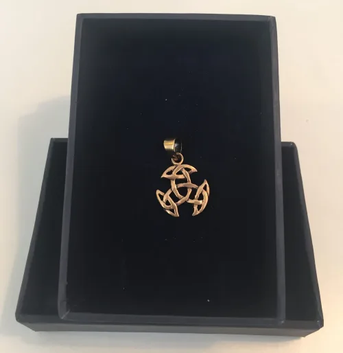 Vikinge vedhæng i bronze - Det kosmiske hjul lille, Vikinge vedhæng i bronze - Det kosmiske hjul S, evigheden, kosmisk, hjul, uendelig, livets gang, magiske tre. triskele, triscal, knude, vedhæng, bronze, museumssmykke, museums smykker, vikinger, vikingesmykker, vikingefund, freja, konfirmation, gave, gaveide, gyldent, billigt, flot, specielt, amulet, held, kopi, fund, ribe, biti, halskæde