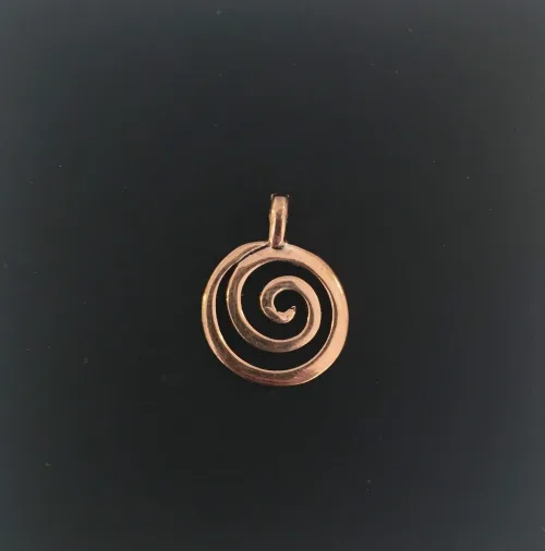 Vikingevedhæng i bronze - Spiral vikingesmykke - spiral vedhæng i bronze, evigheden, energi, amulet, evighed, amulet, moder jord, uendelig, vikinger, vikingesmykker, vedhæng, spiral, snegl, magisk, amulet, museumssmykker, kopi, smykker, vedhæng, til kæde, ægte, kopi, fund, gamle, guder, aser, asatro, keltisk, ribe, vikingetiden, biti, vikingemotiv,