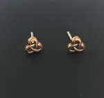 Bronze Ørestikkere Keltisk Triskele Buet, Bronze Ørestikkere Spids Triscele, evigheden, eternity, infinity, treenigheden, magiske tal tre, tallet 3, triscal, triskele, Vikingeørestikkere Bronze - Jordknuden Lille, vikinger, vikingesmykker, vikingeørestikkere, ørestikkere, studs, bronze, guld, ægte, vikingetiden, keltiske, gyldne, små, flettede, fletværk, kopismykker, kopi, fund, udgravninger, guldskat, sølvskat, vikingekopi, museumssmykker, museumssmykke, knude, knuder, interessante, flotte, specielle, nordiske, guder, aser, asatro, solhverv, evigheden, infinity, never ending, amulet, amuletter, harmoni, harmoniske, ribe, ansgar, dagmar, vadehavet, domkirkepladsen, domkirke, biti,