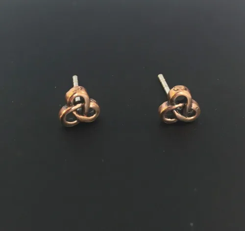 Bronze Ørestikkere Keltisk Triskele Buet, Bronze Ørestikkere Spids Triscele, evigheden, eternity, infinity, treenigheden, magiske tal tre, tallet 3, triscal, triskele, Vikingeørestikkere Bronze - Jordknuden Lille, vikinger, vikingesmykker, vikingeørestikkere, ørestikkere, studs, bronze, guld, ægte, vikingetiden, keltiske, gyldne, små, flettede, fletværk, kopismykker, kopi, fund, udgravninger, guldskat, sølvskat, vikingekopi, museumssmykker, museumssmykke, knude, knuder, interessante, flotte, specielle, nordiske, guder, aser, asatro, solhverv, evigheden, infinity, never ending, amulet, amuletter, harmoni, harmoniske, ribe, ansgar, dagmar, vadehavet, domkirkepladsen, domkirke, biti,