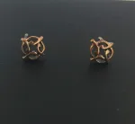 Bronze Ørestikkere De fire flige - Livets gang, Vikingeørestikkere i bronze - "De fire flige" Livets gang smykke - ørestikkere øreringe livets gang i bronze, Vikingeørestikkere Bronze - Jordknuden, Vikingeørestikkere Bronze - Jordknuden Lille, vikinger, vikingesmykker, vikingeørestikkere, ørestikkere, studs, bronze, guld, ægte, vikingetiden, keltiske, gyldne, små, flettede, fletværk, kopismykker, kopi, fund, udgravninger, guldskat, sølvskat, vikingekopi, museumssmykker, museumssmykke, knude, knuder, interessante, flotte, specielle, nordiske, guder, aser, asatro, solhverv, evigheden, infinity, never ending, amulet, amuletter, harmoni, harmoniske, ribe, ansgar, dagmar, vadehavet, domkirkepladsen, domkirke, biti,