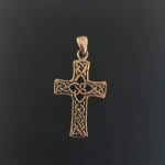 Vedhæng i bronze - Kors med keltisk flet - "de 4 elementer" vikingesmykke - vikingevedhæng vedhæng bronze keltisk kors