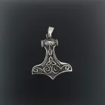 Vikingevedhæng i sølv- Thorshammer med Odins ravn og triskele, hugin, munin, odin, ravne, aser, asatro, nordisk, mytologi, myter, gamle, asgård, thyr, gorm, fenris, freja, frigg, ydun, idun, midgårdsormen, ribe, museums, smykker, vikingesmykker, fund, kopi, kopier, kopismykker, ribe, biti