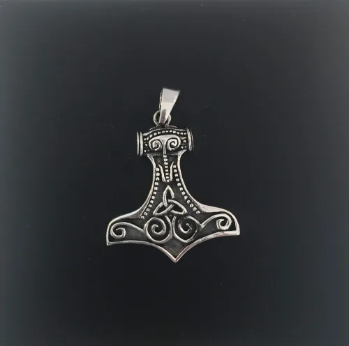 Vikingevedhæng i sølv- Thorshammer med Odins ravn og triskele, hugin, munin, odin, ravne, aser, asatro, nordisk, mytologi, myter, gamle, asgård, thyr, gorm, fenris, freja, frigg, ydun, idun, midgårdsormen, ribe, museums, smykker, vikingesmykker, fund, kopi, kopier, kopismykker, ribe, biti