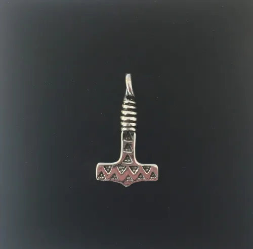 Vikingevedhæng i sølv - Thors hammer 3 x 3, magisk, tal, tre, mjølner, asatro, konfirmation, amulet, asgård, udgård, midgård, vikingefund, museums, kopi, smykker, sølvvedhæng, kædevedhæng, vedhæng til kæder