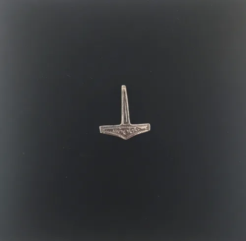 Vikingevedhæng i sølv Thorshammer mini, lille, sølvhammer, sølvsmykke, vikingesmykke, vikingevedhæng, thor, aser, nordisk tro, nordisk mytologi, kopi, fund, massiv, ægte sølv, billig, flot, museumssmykker, kopi, ribe, biti