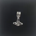 Vikingevedhæng i sølv Thorshammer med åbent keltisk flet, mjølner, thor, thors hammer, smykke, vikingesmykker, vikingevedhæng, sølvsmykke, sølvvedhæng, ægte, sterling sølv, vikingesmykker, vikingefund, museumssmykker, kopi, vikingekopi, kopismykker, vikingefund, nordisk, nordisk mytologi, aser, asatro, asgård, udgård, midgård, thyr, freja, loke, odin, frigg, sif, ribe, biti