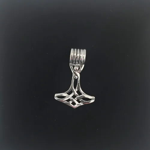 Vikingevedhæng i sølv Thorshammer med åbent keltisk flet, mjølner, thor, thors hammer, smykke, vikingesmykker, vikingevedhæng, sølvsmykke, sølvvedhæng, ægte, sterling sølv, vikingesmykker, vikingefund, museumssmykker, kopi, vikingekopi, kopismykker, vikingefund, nordisk, nordisk mytologi, aser, asatro, asgård, udgård, midgård, thyr, freja, loke, odin, frigg, sif, ribe, biti