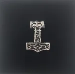 Vikingevedhæng i sølv - Thorshammer med Odins ravn massiv, Vikingevedhæng i sølv Thorshammer med Odins ravn, vikingesmykke, vikinger, sølvsmykke, sølvvedhæng, mjølner, ægte sølv, tung, flot, gedigen, maskulin, thor, aser, asatro, vikingefund, fund, smykkefund, museums, smykker, kopi, asgård, udgård, midgård, mytologi, gamle guder, ribe, biti