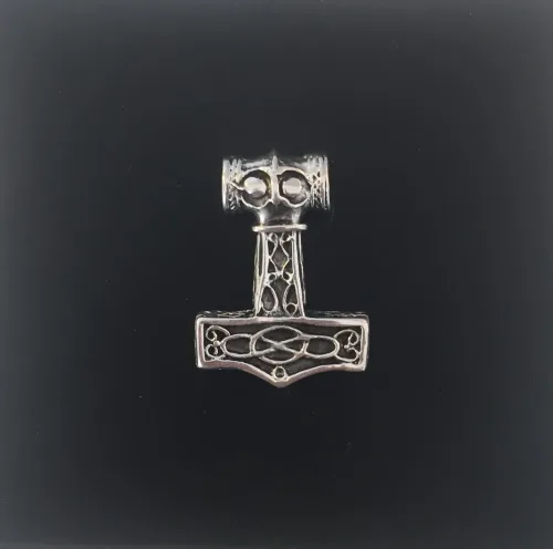 Vikingevedhæng i sølv - Thorshammer med Odins ravn massiv, Vikingevedhæng i sølv Thorshammer med Odins ravn, vikingesmykke, vikinger, sølvsmykke, sølvvedhæng, mjølner, ægte sølv, tung, flot, gedigen, maskulin, thor, aser, asatro, vikingefund, fund, smykkefund, museums, smykker, kopi, asgård, udgård, midgård, mytologi, gamle guder, ribe, biti